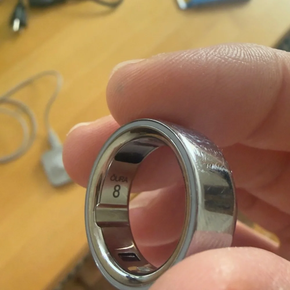 Oura Ring 4 - Black and Silver